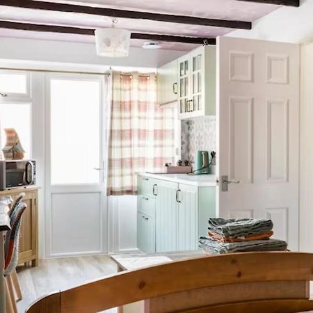 Bedroom With Kitchenette, Private Bathroom And Parking Cardiff Bagian luar foto