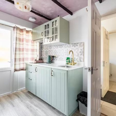 Bedroom With Kitchenette, Private Bathroom And Parking Cardiff Bagian luar foto