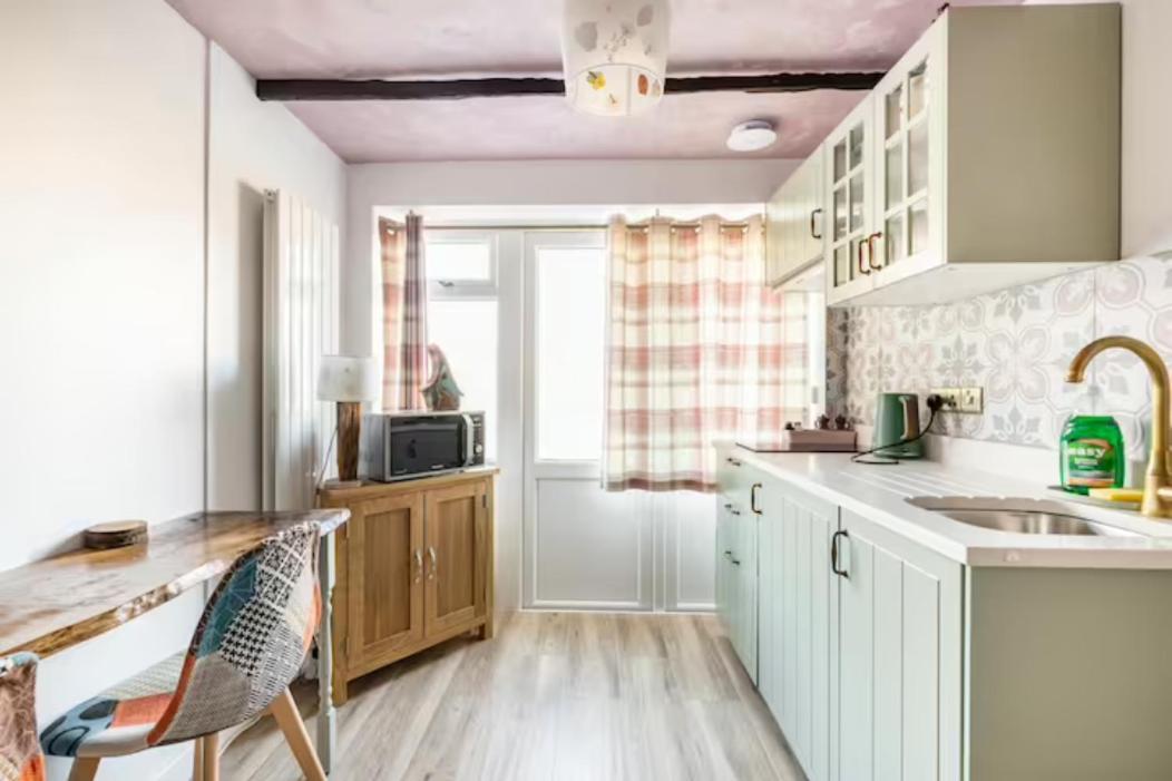 Bedroom With Kitchenette, Private Bathroom And Parking Cardiff Bagian luar foto