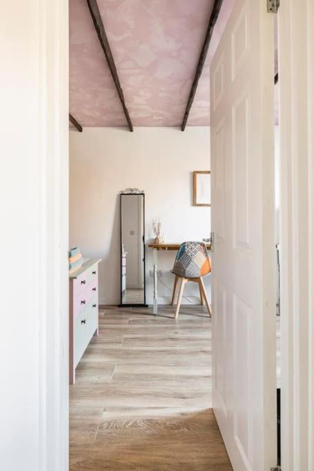 Bedroom With Kitchenette, Private Bathroom And Parking Cardiff Bagian luar foto