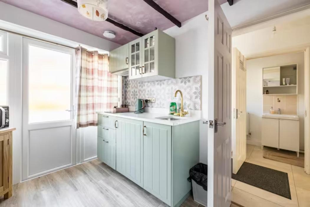 Bedroom With Kitchenette, Private Bathroom And Parking Cardiff Bagian luar foto