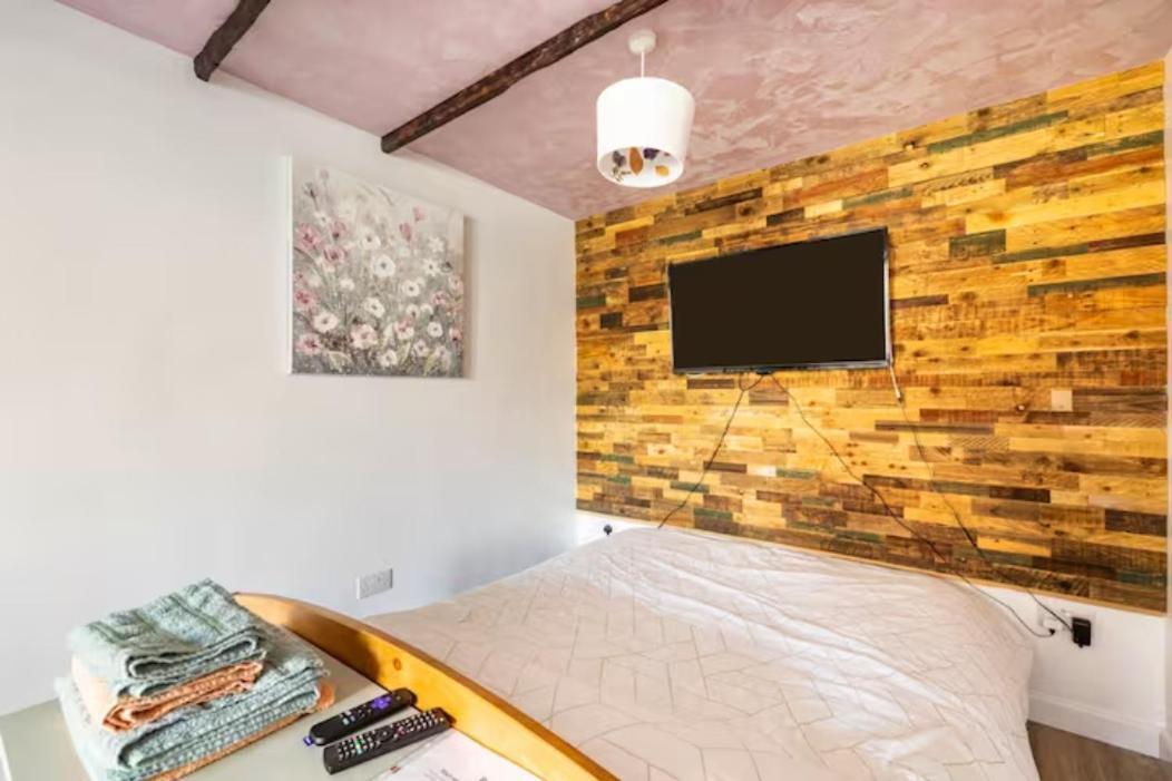 Bedroom With Kitchenette, Private Bathroom And Parking Cardiff Bagian luar foto
