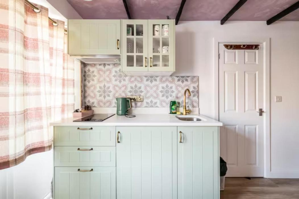 Bedroom With Kitchenette, Private Bathroom And Parking Cardiff Bagian luar foto