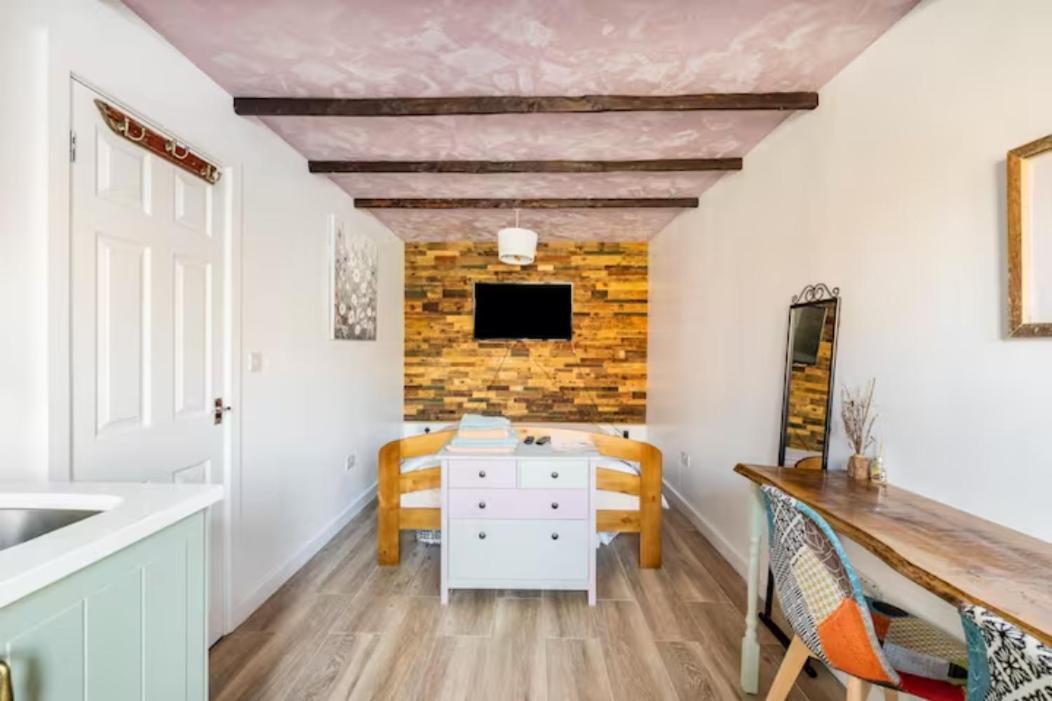 Bedroom With Kitchenette, Private Bathroom And Parking Cardiff Bagian luar foto
